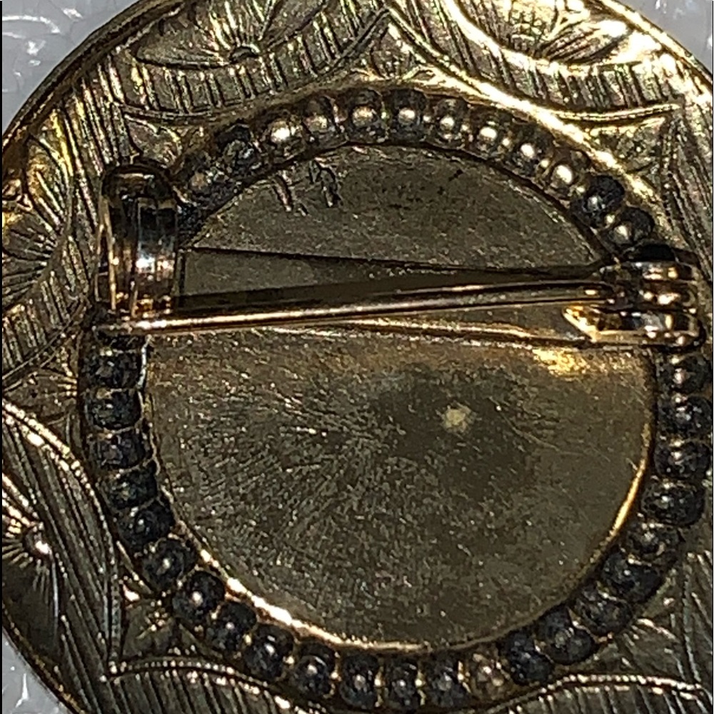 Floral Cabochon in Gold Tone Circle Brooch/Pin - Picture 6 of 8